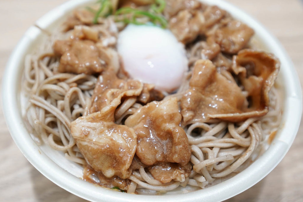 Netflixで深夜食堂を見て レシピ本も買い セブン イレブンの肉玉蕎麦を食べる デイブ