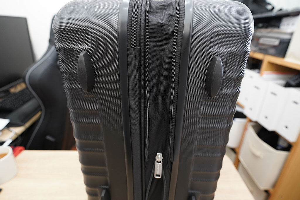 Amazonベーシック スーツケース ハードタイプ：容量調整ジッパー